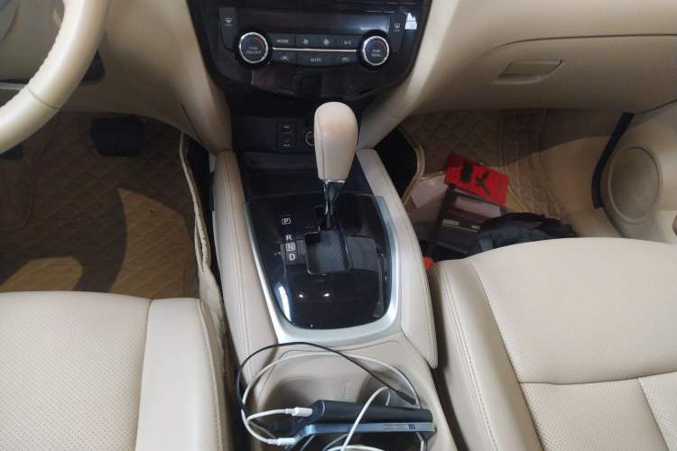 Used Nissan X-Trail 2015 2.0L CVT Comfort MAX Edition 2WD Gear Lever