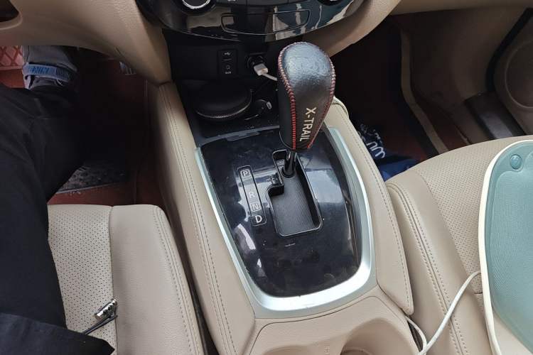 Used Nissan X-Trail 2015 2.0L CVT Comfort MAX Edition 2WD Gear Lever