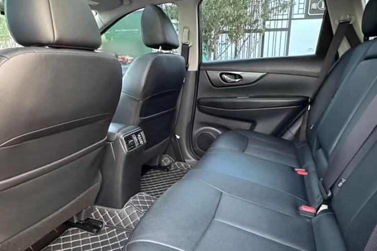 Used Nissan X-Trail 2015 2.5L CVT Leading MAX Edition 4WD Interior 1