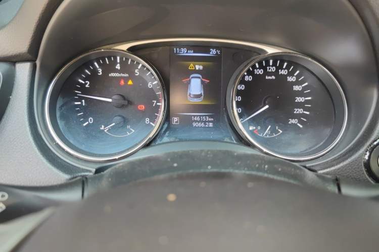 Used Nissan X-Trail 2015 2.0L CVT Comfort MAX Edition 2WD Odometer Close Up