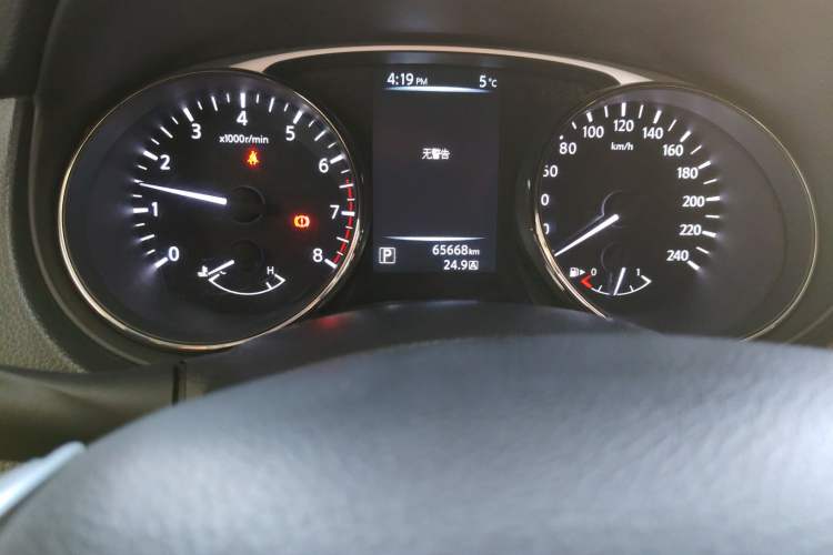 Used Nissan X-Trail 2015 2.0L CVT Comfort MAX Edition 2WD Odometer Close Up