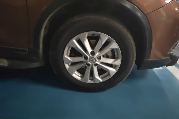 Used Nissan X-Trail 2015 2.5L CVT Leading MAX Edition 4WD Right Front Wheel Hub