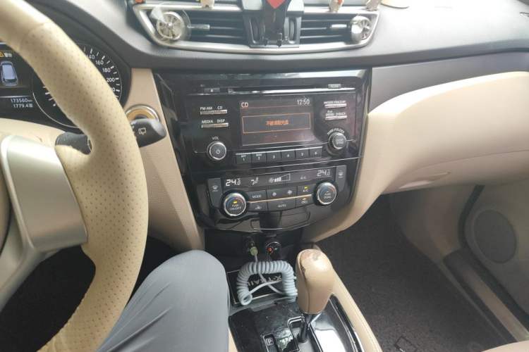 Used Nissan X-Trail 2015 2.0L CVT Comfort MAX Edition 2WD Audio And AC Panel