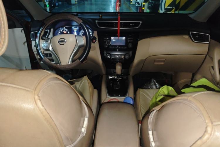 Used Nissan X-Trail 2015 2.5L CVT Leading MAX Edition 4WD Center Console