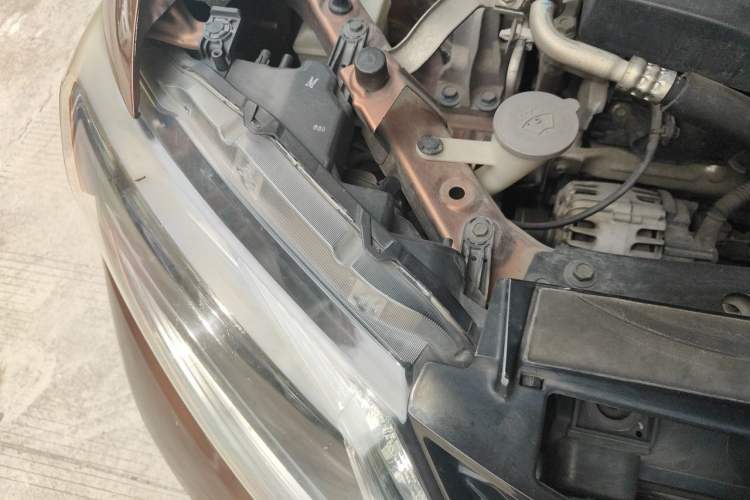 Used Nissan X-Trail 2015 2.0L CVT Comfort MAX Edition 2WD Engine Bay Right
