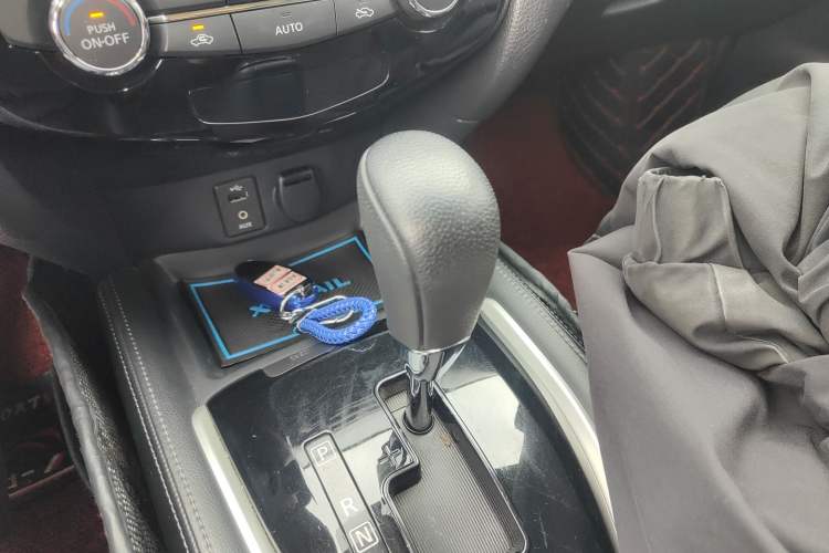 Used Nissan X-Trail 2015 2.0L CVT Comfort MAX Edition 2WD Gear Lever