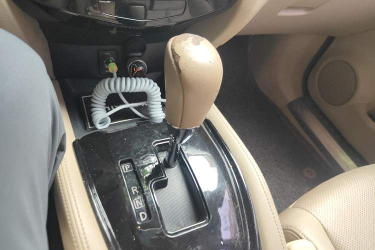 Used Nissan X-Trail 2015 2.0L CVT Comfort MAX Edition 2WD Gear Lever