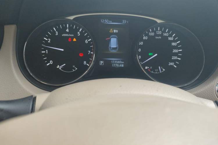 Used Nissan X-Trail 2015 2.0L CVT Comfort MAX Edition 2WD Odometer Close Up