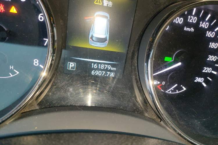 Used Nissan X-Trail 2015 2.0L CVT Comfort MAX Edition 2WD Odometer Close Up