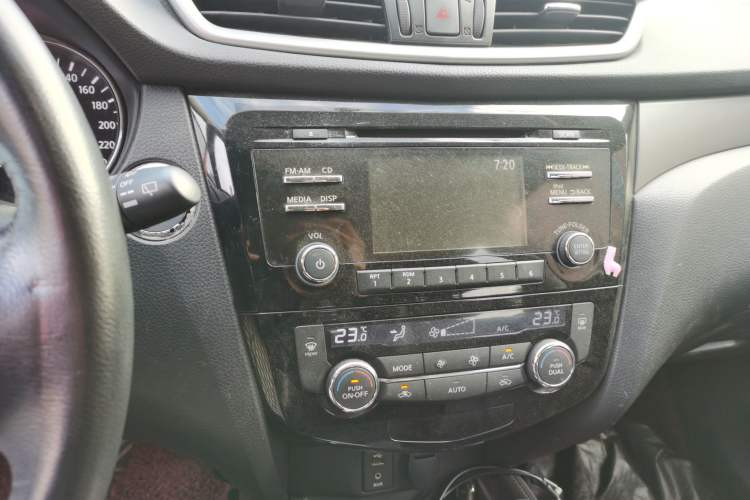 Used Nissan X-Trail 2015 2.0L CVT Comfort MAX Edition 2WD Audio And AC Panel