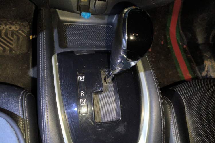 Used Nissan X-Trail 2015 2.0L CVT Comfort MAX Edition 2WD Gear Lever