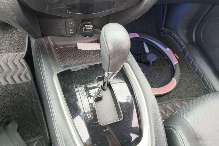 Used Nissan X-Trail 2015 2.0L CVT Comfort MAX Edition 2WD Gear Lever