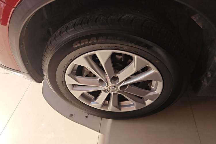 Used Nissan X-Trail 2015 2.0L CVT Comfort MAX Edition 2WD Left Front Wheel Hub