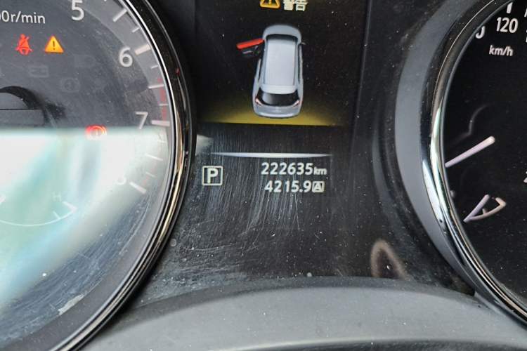 Used Nissan X-Trail 2015 2.0L CVT Comfort MAX Edition 2WD Odometer Close Up