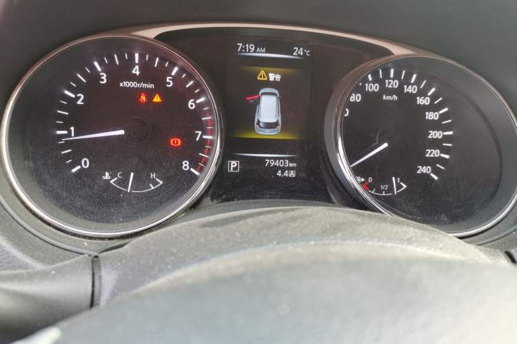 Used Nissan X-Trail 2015 2.0L CVT Comfort MAX Edition 2WD Odometer Close Up