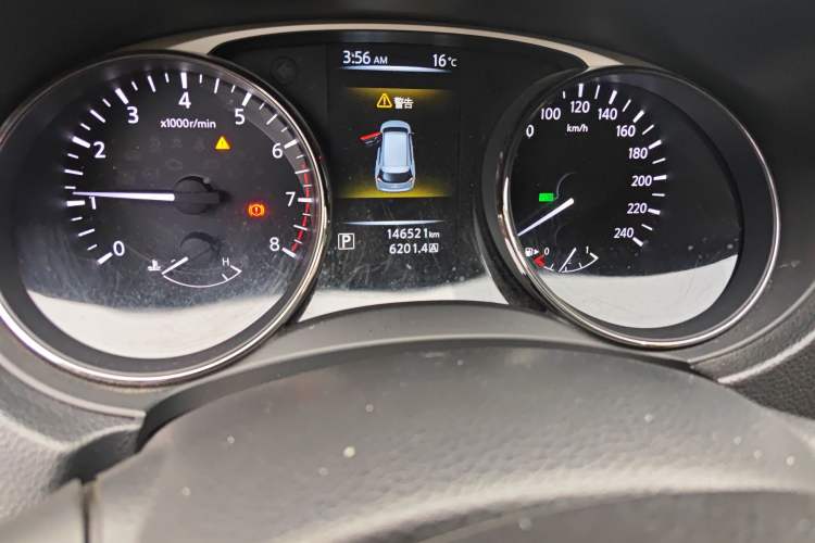 Used Nissan X-Trail 2015 2.0L CVT Comfort MAX Edition 2WD Odometer Close Up