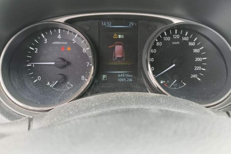 Used Nissan X-Trail 2015 2.0L CVT Comfort MAX Edition 2WD Odometer Close Up