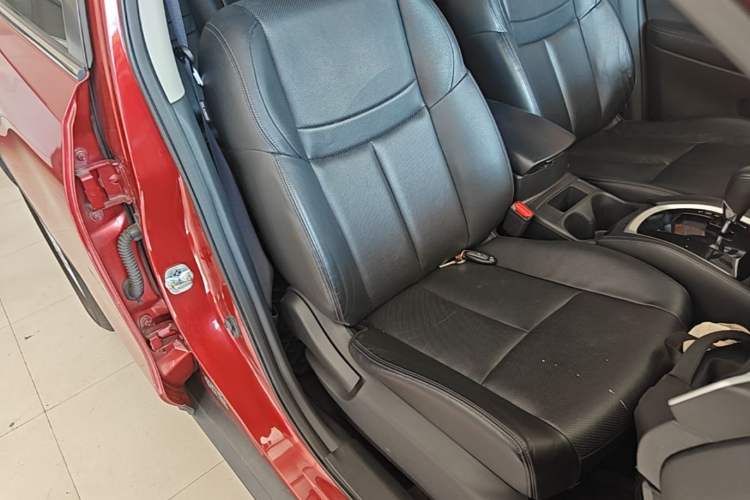 Used Nissan X-Trail 2015 2.0L CVT Comfort MAX Edition 2WD Right Front Seat