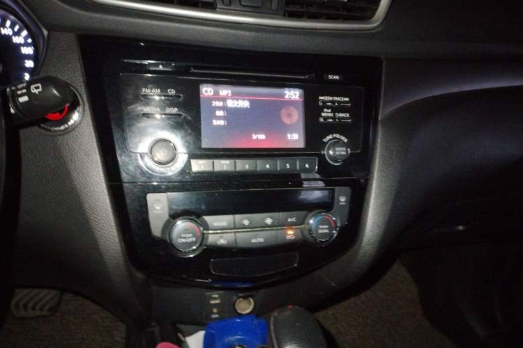 Used Nissan X-Trail 2015 2.0L CVT Comfort MAX Edition 2WD Audio And AC Panel