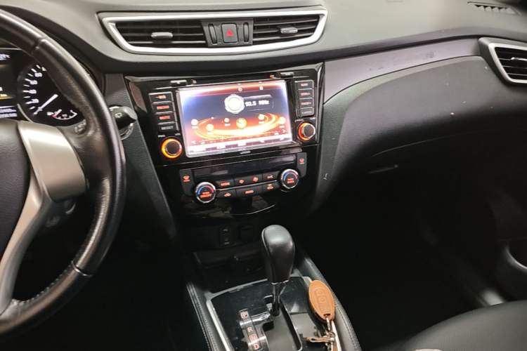 Used Nissan X-Trail 2015 2.0L CVT Comfort MAX Edition 2WD Audio And AC Panel