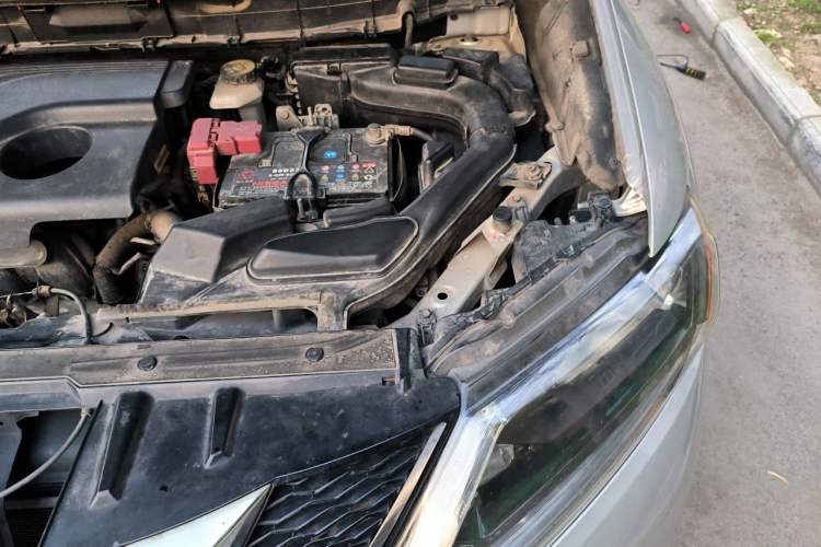 Used Nissan X-Trail 2015 2.0L CVT Comfort MAX Edition 2WD Engine Bay Left