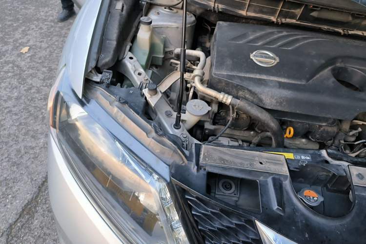 Used Nissan X-Trail 2015 2.0L CVT Comfort MAX Edition 2WD Engine Bay Right