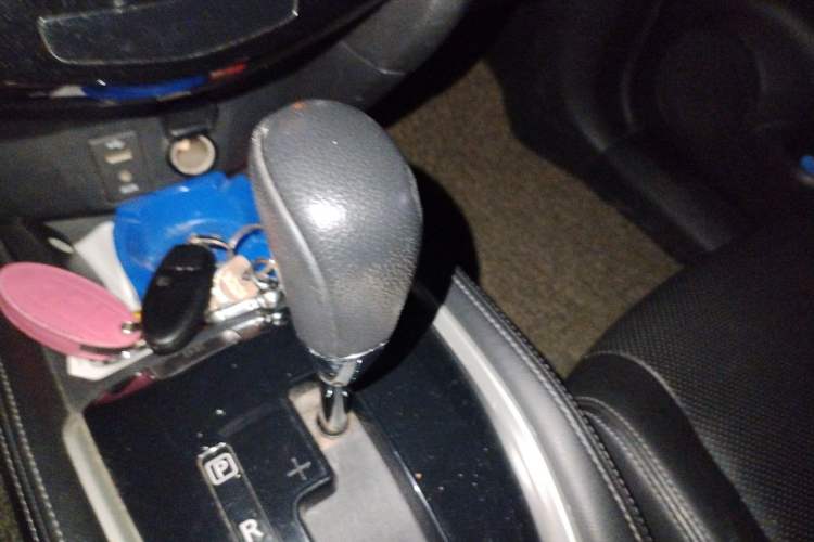 Used Nissan X-Trail 2015 2.0L CVT Comfort MAX Edition 2WD Gear Lever