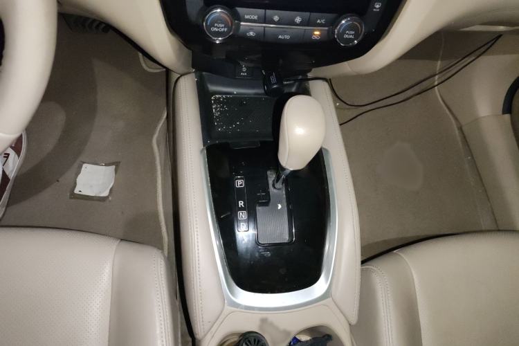 Used Nissan X-Trail 2015 2.0L CVT Comfort MAX Edition 2WD Gear Lever