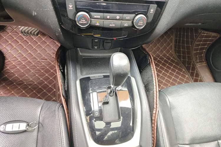 Used Nissan X-Trail 2015 2.0L CVT Comfort MAX Edition 2WD Gear Lever