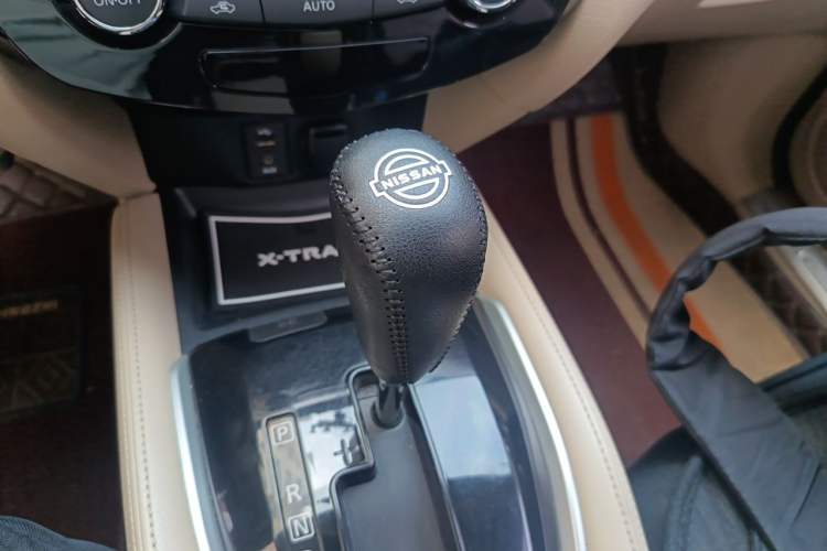 Used Nissan X-Trail 2015 2.0L CVT Comfort MAX Edition 2WD Gear Lever
