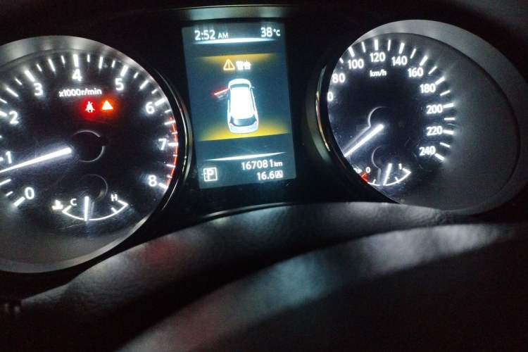 Used Nissan X-Trail 2015 2.0L CVT Comfort MAX Edition 2WD Odometer Close Up