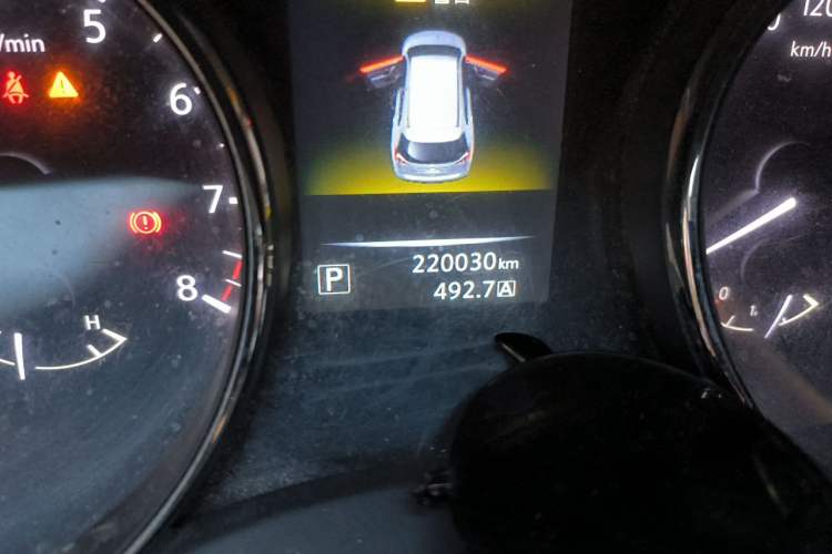 Used Nissan X-Trail 2015 2.0L CVT Comfort MAX Edition 2WD Odometer Close Up