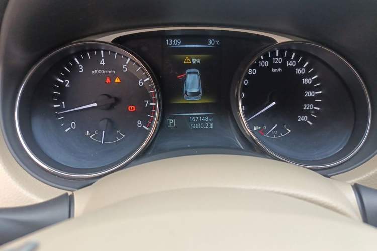 Used Nissan X-Trail 2015 2.0L CVT Comfort MAX Edition 2WD Odometer Close Up