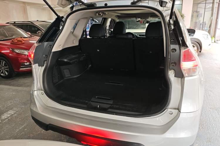 Used Nissan X-Trail 2015 2.0L CVT Comfort MAX Edition 2WD Trunk