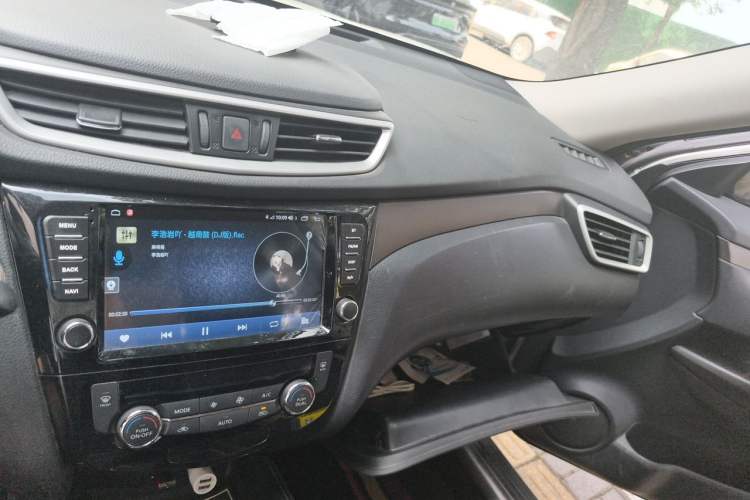 Used Nissan X-Trail 2015 2.0L CVT Comfort MAX Edition 2WD Audio And AC Panel