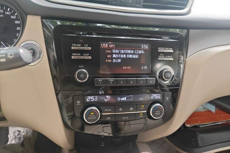 Used Nissan X-Trail 2015 2.0L CVT Comfort MAX Edition 2WD Audio And AC Panel