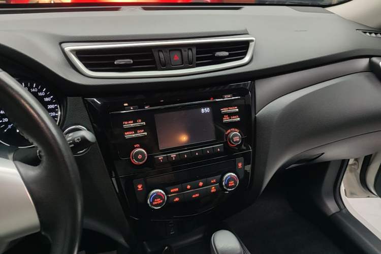 Used Nissan X-Trail 2015 2.0L CVT Comfort MAX Edition 2WD Audio And AC Panel