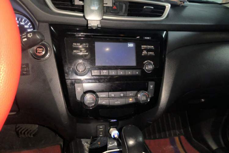 Used Nissan X-Trail 2015 2.0L CVT Comfort MAX Edition 2WD Audio And AC Panel