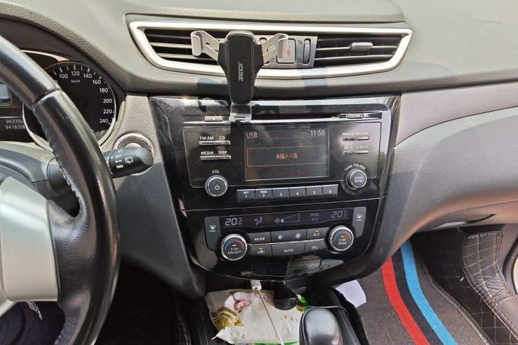Used Nissan X-Trail 2015 2.0L CVT Comfort MAX Edition 2WD Audio And AC Panel