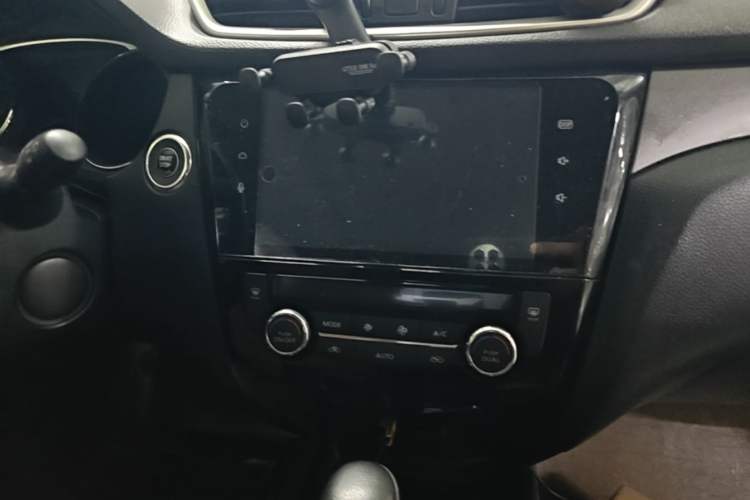 Used Nissan X-Trail 2015 2.0L CVT Comfort MAX Edition 2WD Audio And AC Panel