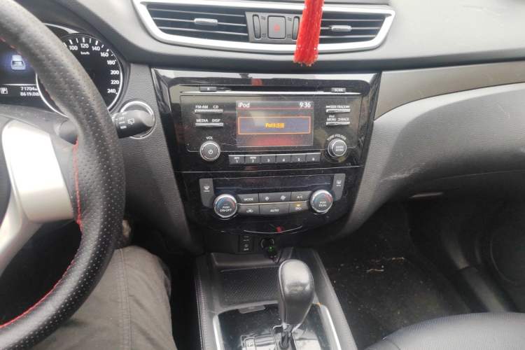 Used Nissan X-Trail 2015 2.0L CVT Comfort MAX Edition 2WD Audio And AC Panel