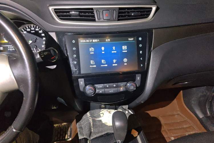 Used Nissan X-Trail 2015 2.0L CVT Comfort MAX Edition 2WD Audio And AC Panel