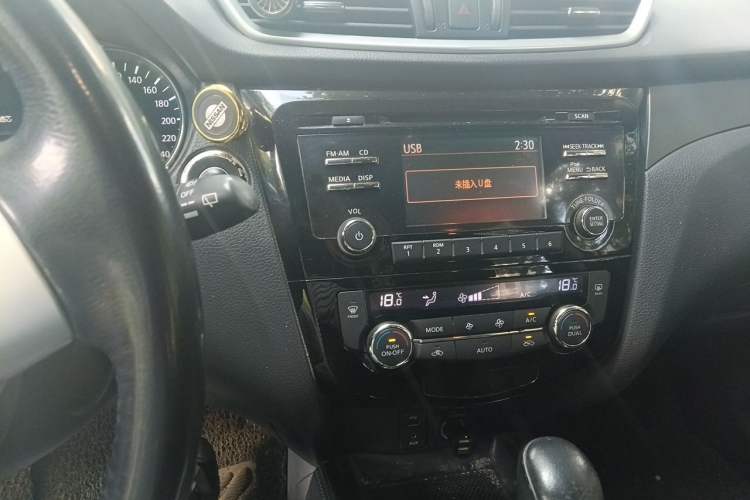 Used Nissan X-Trail 2015 2.0L CVT Comfort MAX Edition 2WD Audio And AC Panel