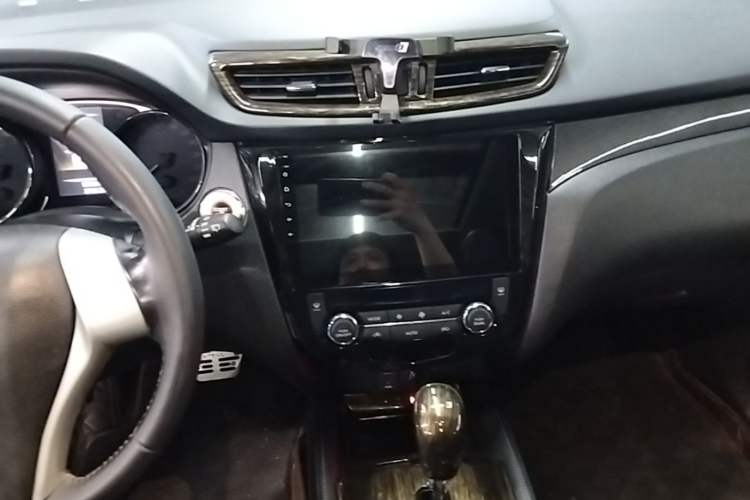Used Nissan X-Trail 2015 2.5L CVT Leading MAX Edition 4WD Audio And AC Panel