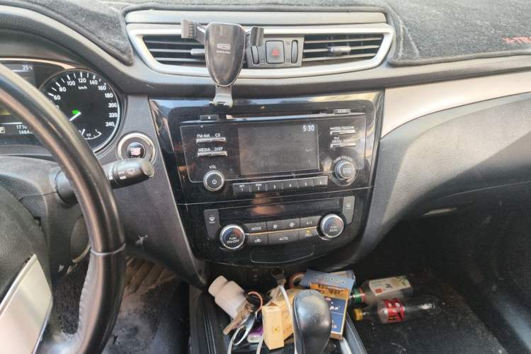 Used Nissan X-Trail 2015 2.0L CVT Comfort MAX Edition 2WD Audio And AC Panel