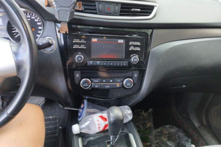 Used Nissan X-Trail 2015 2.0L CVT Comfort MAX Edition 2WD Audio And AC Panel