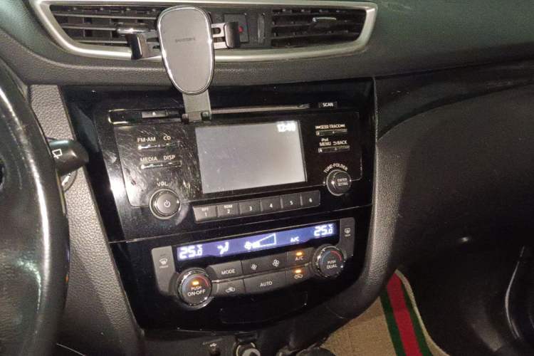 Used Nissan X-Trail 2015 2.5L CVT Leading MAX Edition 4WD Audio And AC Panel