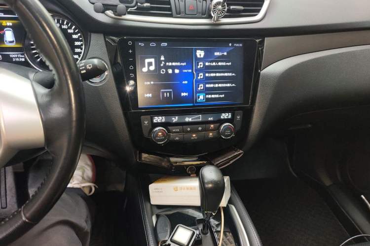 Used Nissan X-Trail 2015 2.0L CVT Comfort MAX Edition 2WD Audio And AC Panel