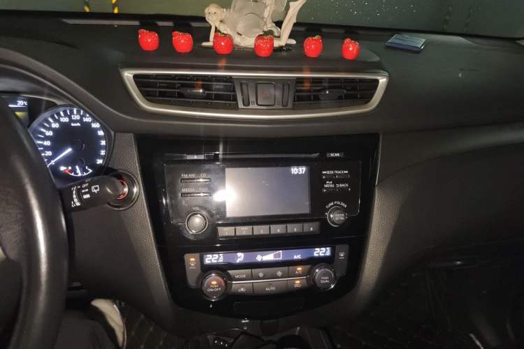 Used Nissan X-Trail 2015 2.0L CVT Comfort MAX Edition 2WD Audio And AC Panel