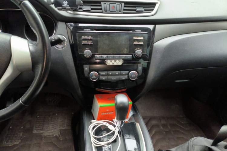 Used Nissan X-Trail 2015 2.0L CVT Comfort MAX Edition 2WD Audio And AC Panel
